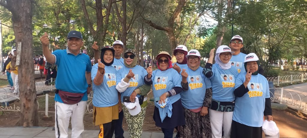 Care free day, Relawan Matahari membagikan kaos dan topi Mirza-Jihan 1 IMG 20240929 WA0002