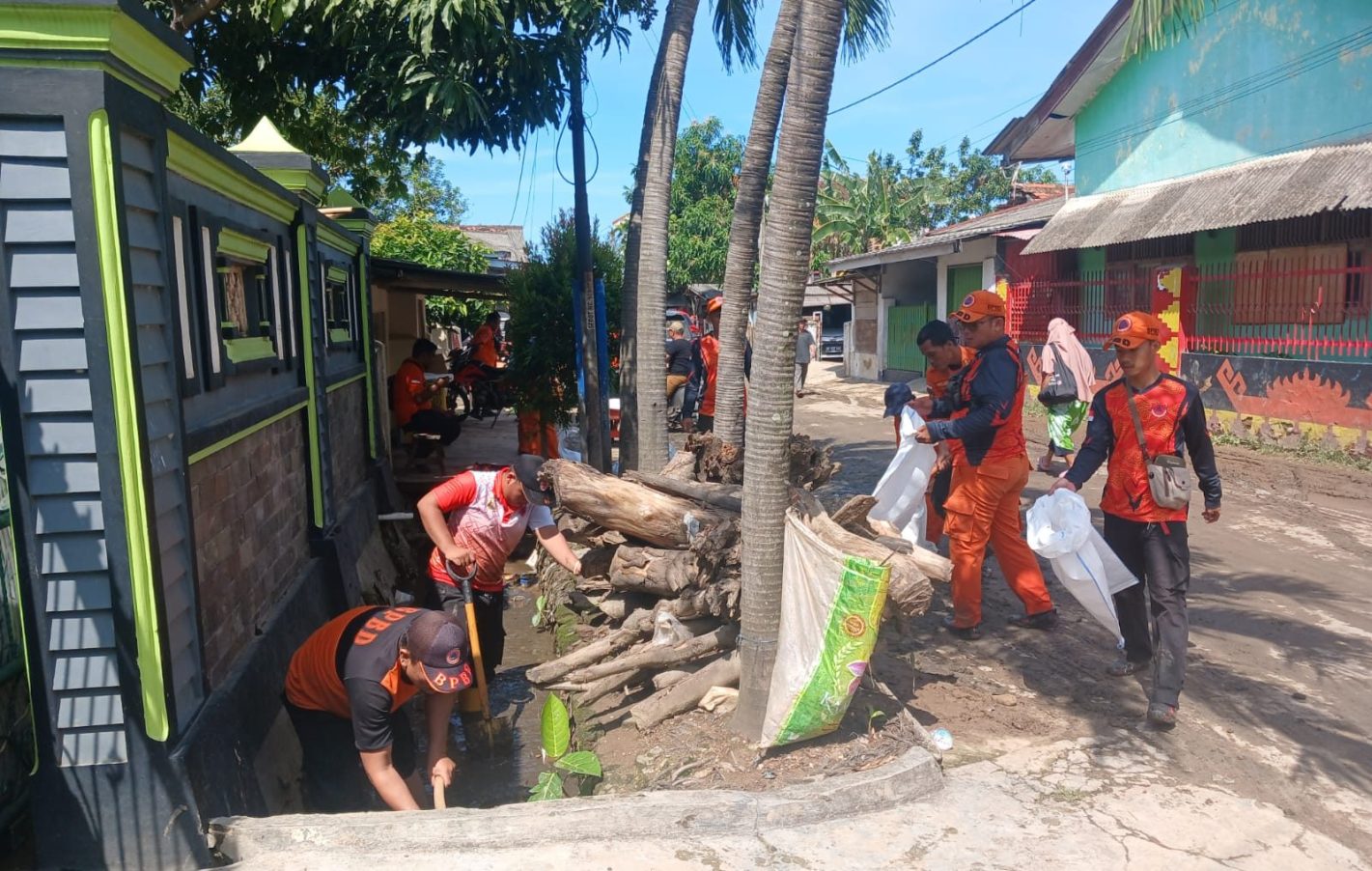 Banjir Panjang Utara, Bantuan Tunai dan Layanan Kesehatan Digelontorkan Pemkot 1 IMG 20250422 WA0004 e1766116881143