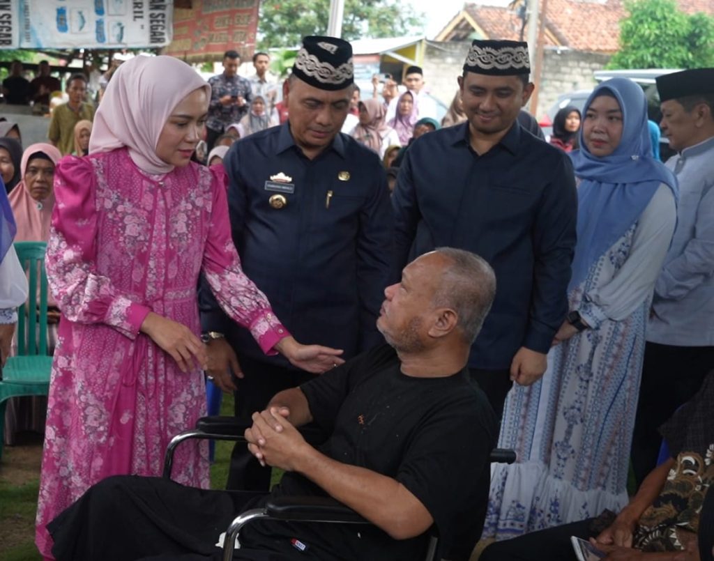 Ketua TP PKK Provinsi Lampung Purnama Wulan Sari Mirza, Serahkan Bantuan Sembako, Mesin Jahit, dan Alat Bantu Disabilitas di Metro 1 HYRikS2SUzAvLf4MhXGNA8GsS8OGQXlfLr3i4VXP e1748438706151