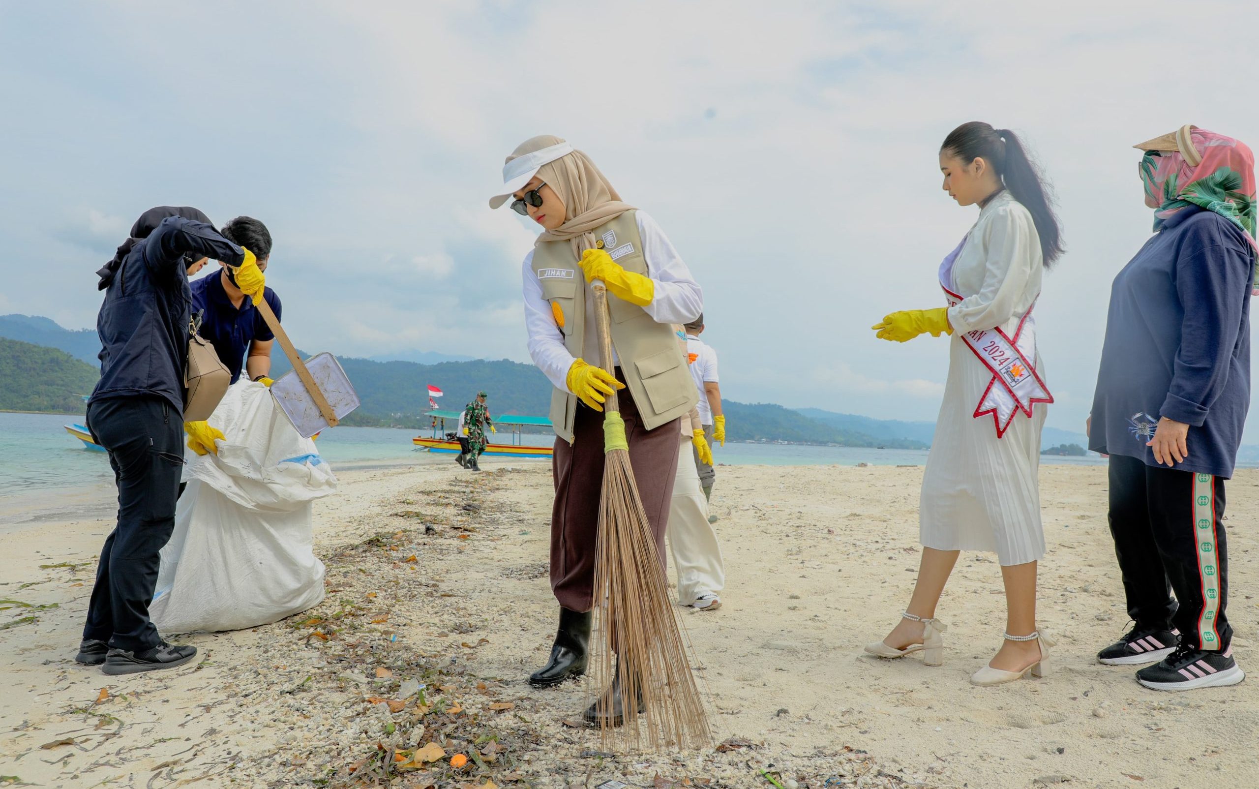Wagub Gerakkan Aksi di Pantai Mutun dan Pulau Tangkil, Bentuk Nyata Kolaborasi Untuk Indonesia Bersih 1 Lseiavo9lYGuWcKtrPF64ylSXEcIGEQ9gZgBBWUt scaled e1748427884745