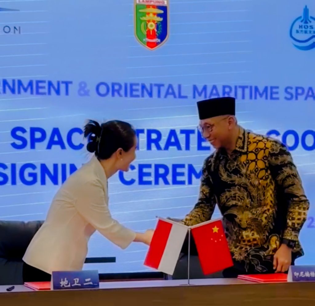 Gubernur Lampung Tandatangani Kerja Sama Pemanfaatan Satelit dengan Perusahaan Teknologi Luar Angkasa Tiongkok 1 WhatsApp Image 2025 05 29 at 20.47.59 e1752892918478