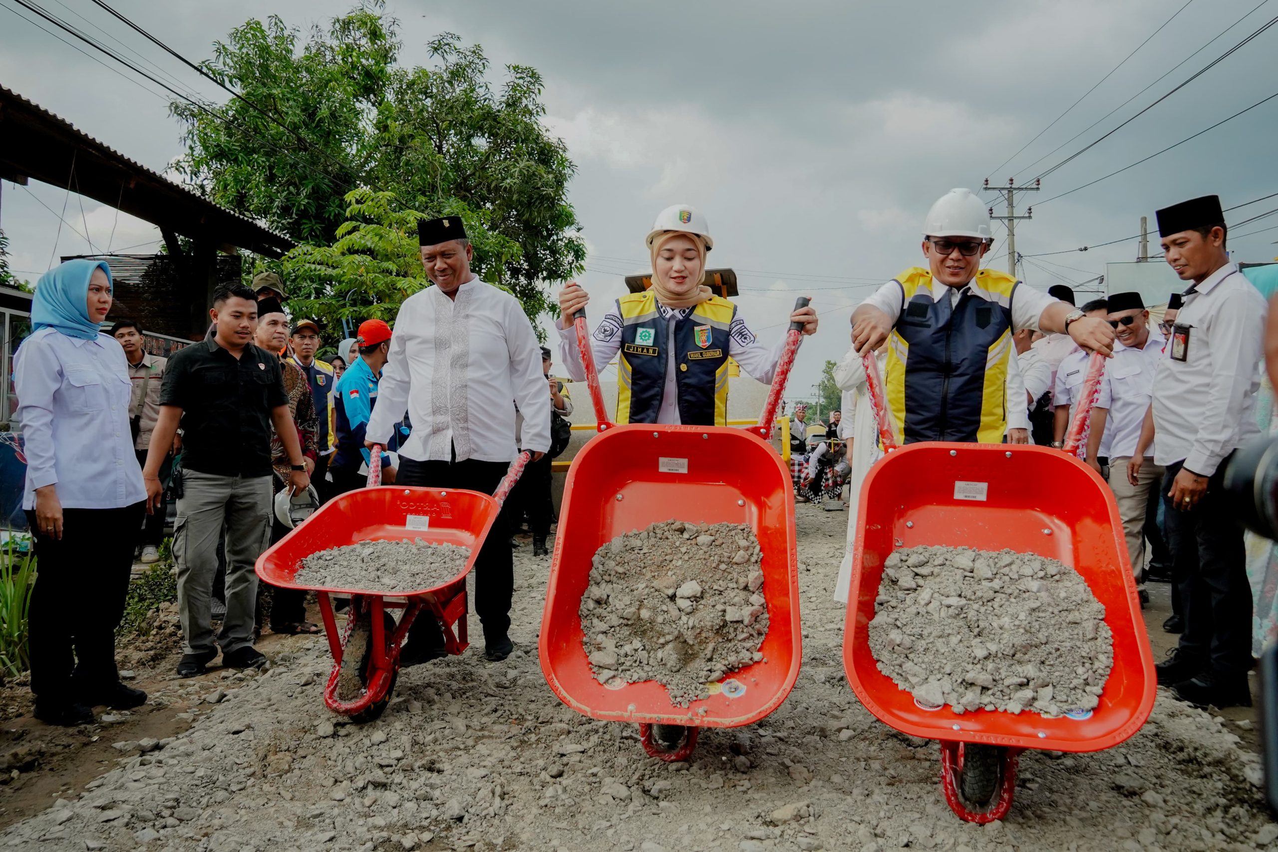 Bangun Infrastruktur di Lampung Tengah, Wagub Jihan Nurlela Awali Perbaikan Ruas Jalan Bandar Jaya - Simpang Mandala 1 myyrCNbC2s1Yw9ZEVs7zgbFviAzToeRQkesNKJ7V scaled