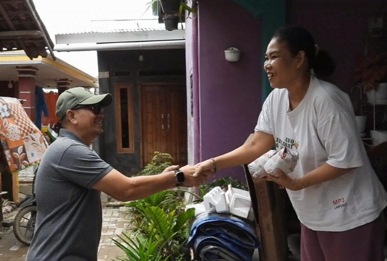 Bunda Eva Kirim Makanan dan Perintahkan Camat dan Pejabat Pemkot Bandar Lampung Turun Bantu Warga 1 Bunda Eva Kirim Makanan dan Perintahkan Camat dan Pejabat Pemkot Bandar Lampung Turun Bantu Warga