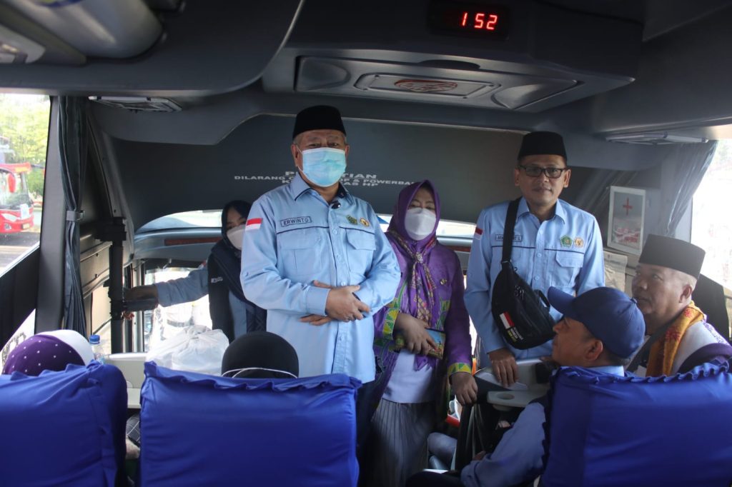 Kloter Pertama Jemaah Haji Lampung Tiba, Satu Jemaah Dirujuk ke RS Abdul Moeloek 1 Kloter Pertama Jemaah Haji Lampung Tiba Satu Jemaah Dirujuk ke RS Abdul Moeloek