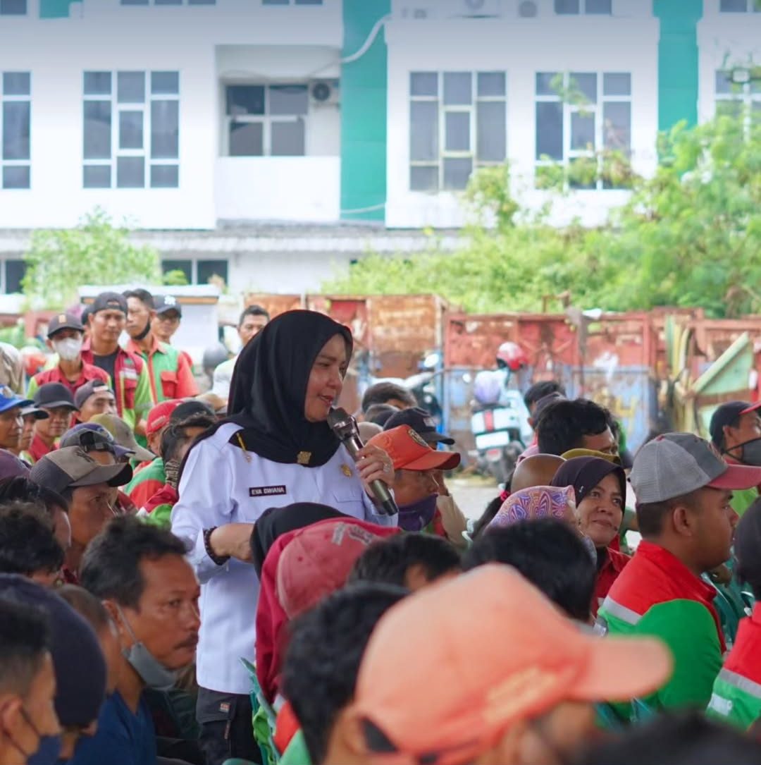 Walikota Bandar Lampung Salurkan Zakat, Infaq, dan Sedekah Kepada Petugas Dinas Lingkungan Hidup Kota Bandar Lampung 1 Walikota Bandar Lampung Salurkan Zakat Infaq dan Sedekah Kepada Petugas Dinas Lingkungan Hidup Kota Bandar Lampung e1750567663785