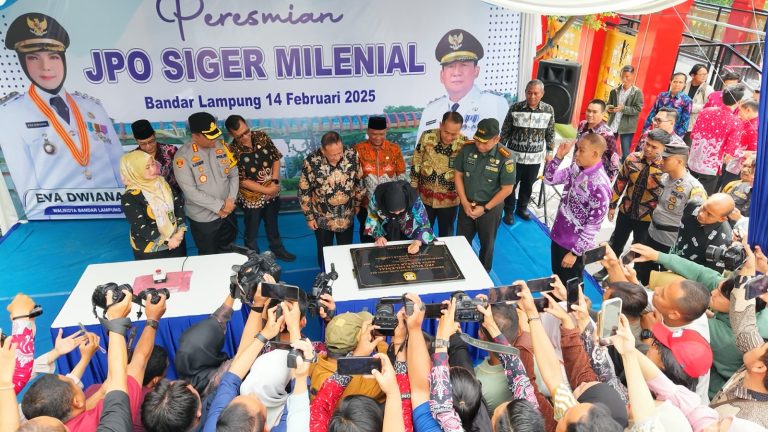 Walikota Bandar Lampung Resmikan JPO Siger Milenial 1 Walikota Bandarlampung Resmikan JPO Siger Milenial