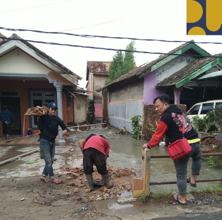 Walikota Bandar Lampung Perbaiki Talud Jebol dan Tembok Warga di Tanjung Senang 1 Walikota Bunda Eva Perbaiki Talud Jebol dan Tembok Warga di Tanjung Senang e1750519360816