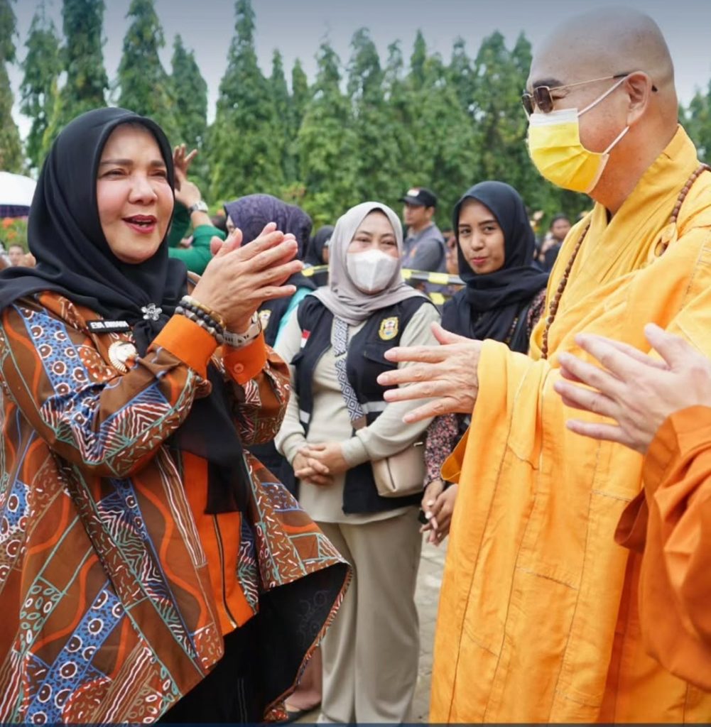 Walikota Eva Dwiana Hadiri Baksos Pembagian Sembako oleh Vihara Buddha Bhaisajyaguru di Panjang 1 Walikota Eva Dwiana Hadiri Baksos Pembagian Sembako oleh Vihara Buddha Bhaisajyaguru di Panjang e1750524852972