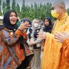Walikota Eva Dwiana Hadiri Baksos Pembagian Sembako oleh Vihara Buddha Bhaisajyaguru di Panjang 2 Walikota Eva Dwiana Hadiri Baksos Pembagian Sembako oleh Vihara Buddha Bhaisajyaguru di Panjang e1750524852972