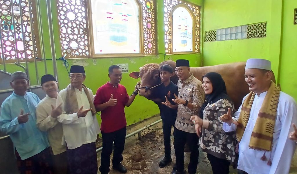 Gubernur Lampung Salurkan Bantuan Sapi Qurban Presiden RI untuk Masjid dan Masyarakat 1 WhatsApp Image 2025 06 05 at 03.40.07 39cf408b e1749124845301