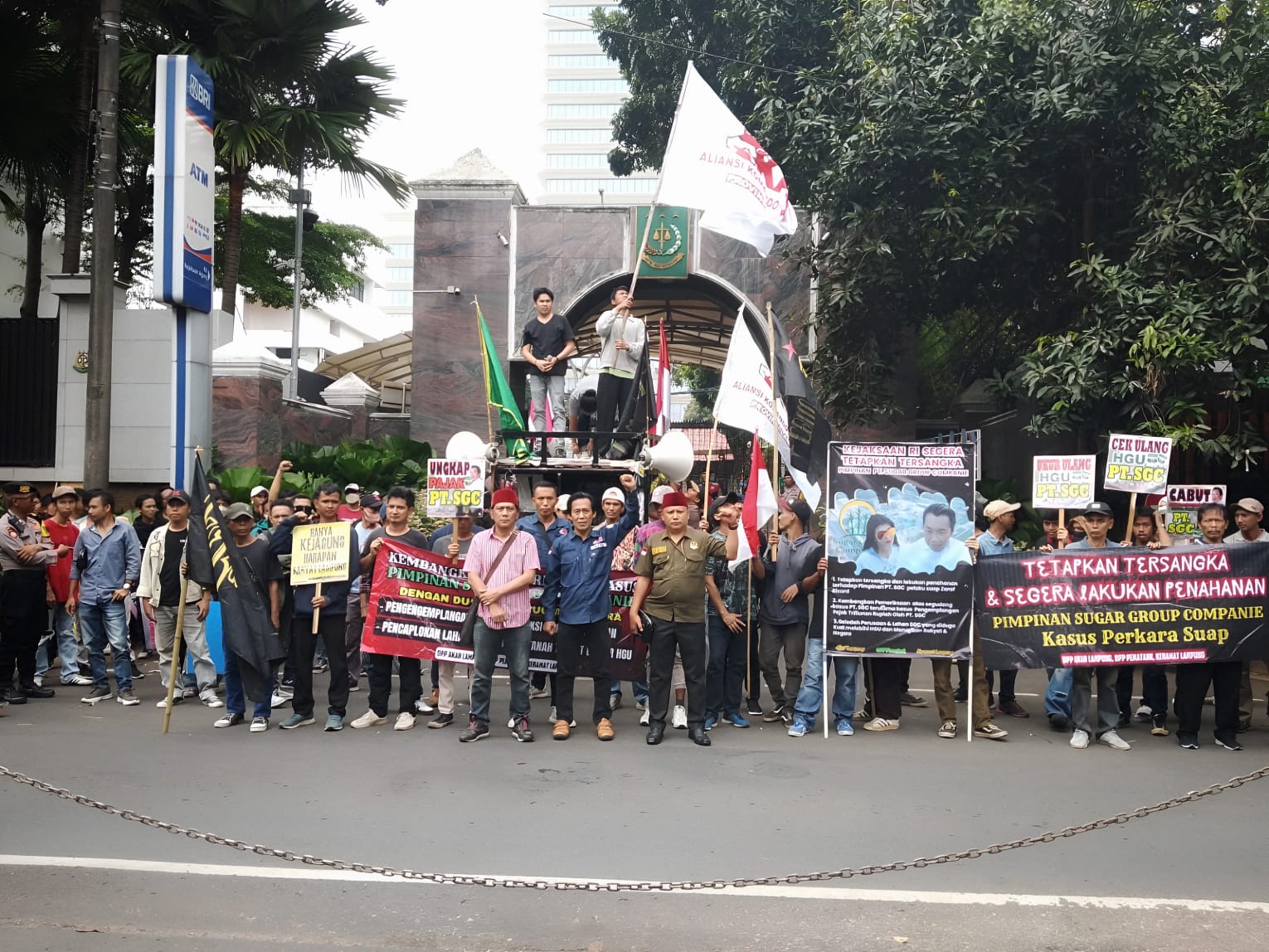 Suara Lantang Gugat Skandal SGC, Massa Desak Kejagung Bongkar Total 1 demo kejagung