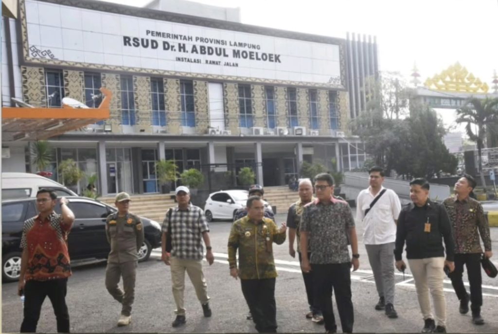 Ketua DPRD Lampung Kunjungi RSUDAM, Pastikan Pelayanan Kesehatan Berjalan Optimal 1 Ketua DPRD Provinsi Lampung Bapak Ahmad Giri Akbar SE. MBA. melakukan kunjungan ke Rumah Sakit Umum Daerah scaled e1752761581865