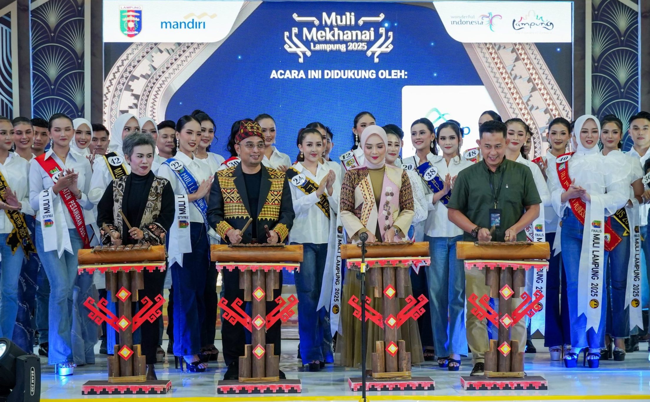 Ketua Dekranasda Provinsi Lampung Buka Lampung Fashion Show 2025 scaled e1766116245623