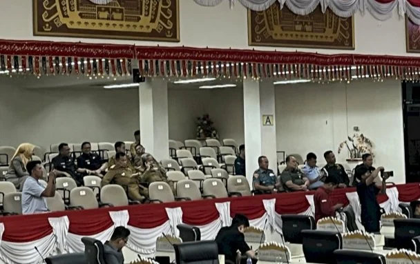 kondisi bangku kosong di ruang rapat paripurna dprd lampung