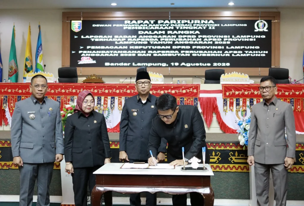 APBD 2025 Direvisi, Pemprov dan DPRD Lampung Tandatangani Persetujuan Bersama 1 Raperda Perubahan APBD 2025 Disepakati Pemprov dan DPRD Lampung Sepakat Perkuat Sinergi