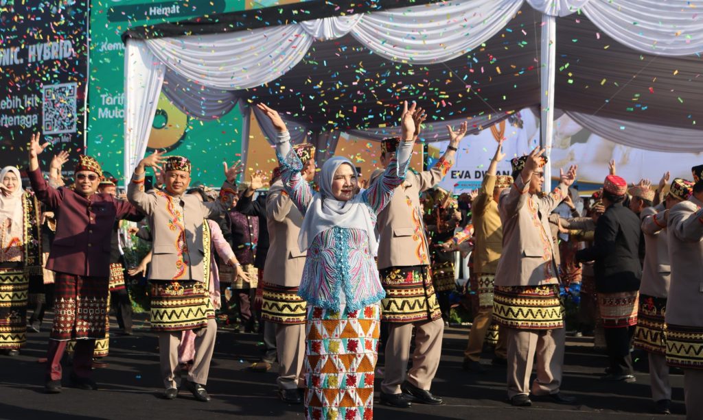 Pawai Tari Ngigel Warnai HUT ke-343 Bandar Lampung, Generasi Muda Dikenalkan Budaya Lokal 1 hut bdl ke 343 gelar pawai budaya tari ngigel scaled e1766115935517
