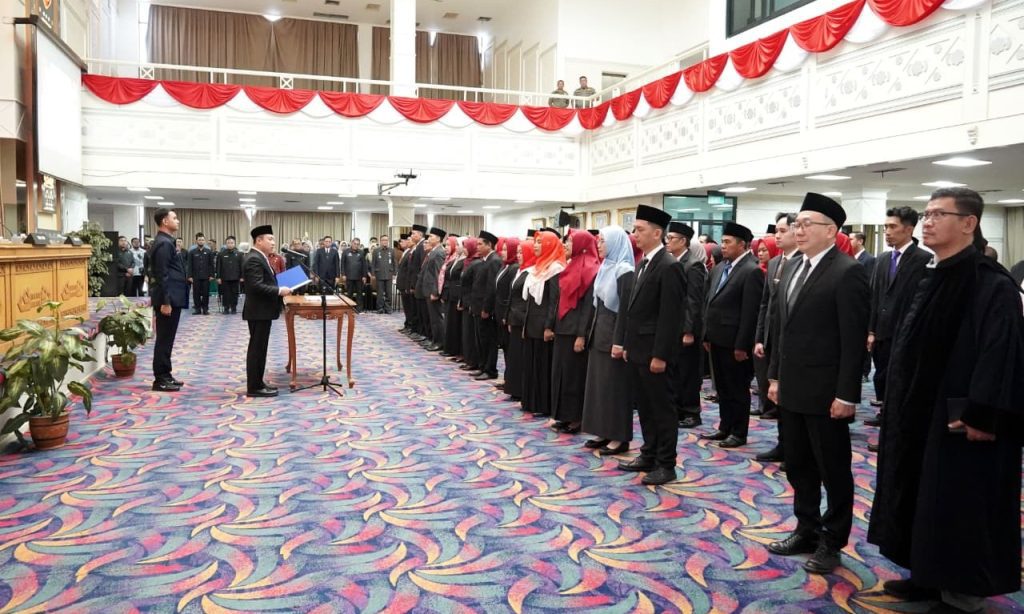 62 Administrator dan 34 Fungsional Dilantik, ASN Diminta Jadi Role Model 1 ASN Harus Jadi Role Model Gubernur Lampung Ingatkan Pentingnya Disiplin dan Kinerja Nyata