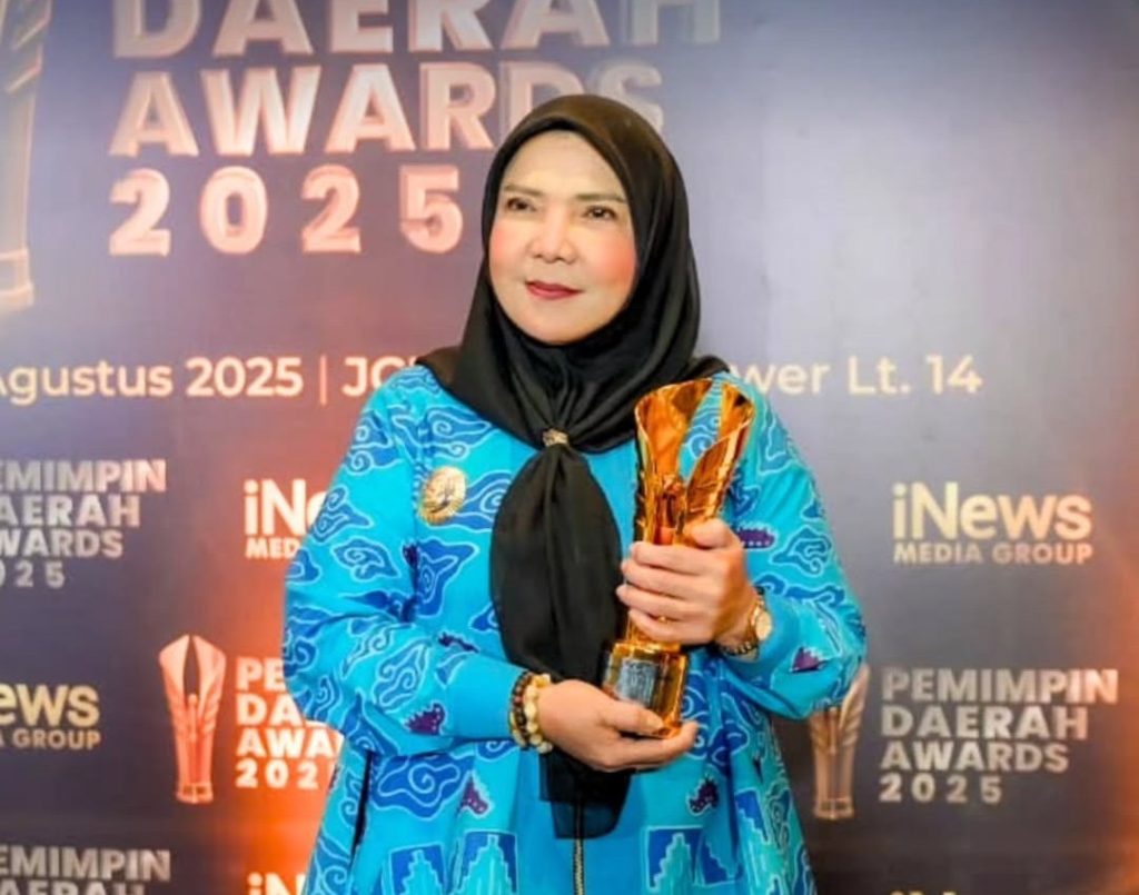 Wali Kota Eva Dwiana Kembali Raih Pemimpin Daerah Awards 2025 1 Eva Dwiana kembali Menerima Anugerah Pemimpin Daerah Awards 2025 oleh iNews TV bertempat di Jakarta Concert Hall
