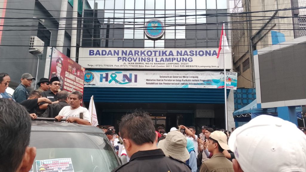 Ratusan Massa Kepung BNNP Lampung, Desak Proses Hukum OTT Pesta Narkoba Eks Petinggi HIPMI 1 Gambar WhatsApp 2025 09 16 pukul 16.03.57 d0790ade