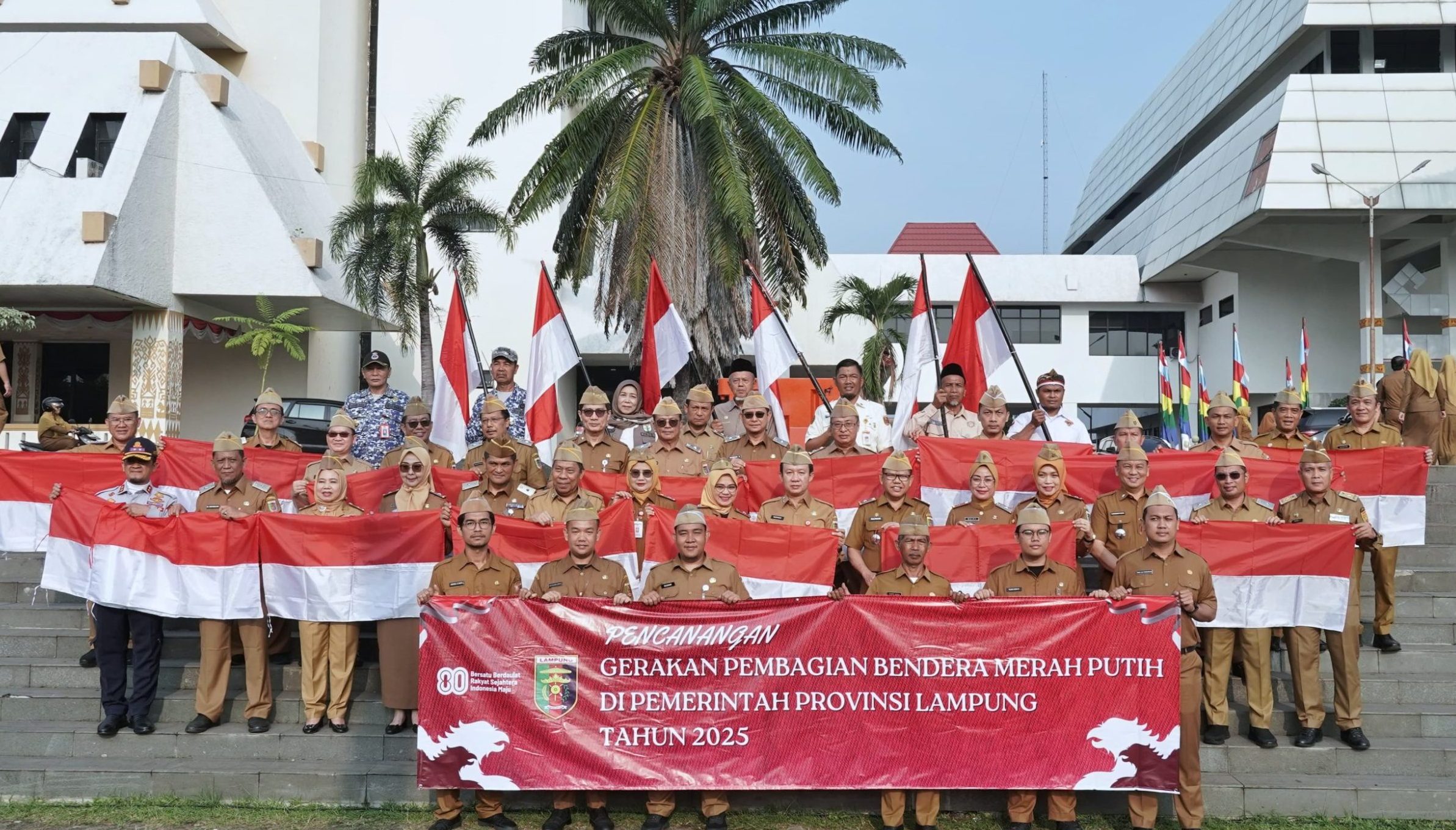 Pemprov Lampung Bagikan 1.000 Bendera, Ajak ASN Jadi Pelopor Gerakan Merah Putih 1 Gerakan Merah Putih Pemprov Lampung Ajak ASN dan Masyarakat Kibarkan Bendera Hingga Akhir Agustus scaled e1758469914546
