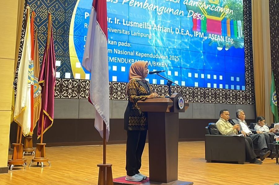Jadi Narasumber Simposium Nasional di UNP Padang Rektor Unila Dukung Grand Desain Kebijakan Kependudukan e1758548545292