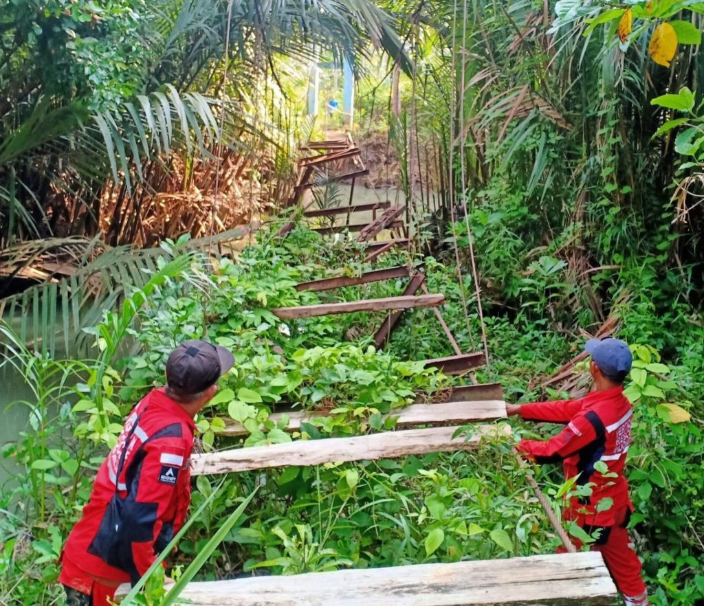Gotong Royong Lintas Elemen, Jembatan Tampang Muda Dibangun Kembali 1 Membangun Harapan di Atas Sungai Gubernur Lampung Gerakkan Gotong Royong Perbaiki Jembatan Viral Tampang Muda scaled e1758471274442