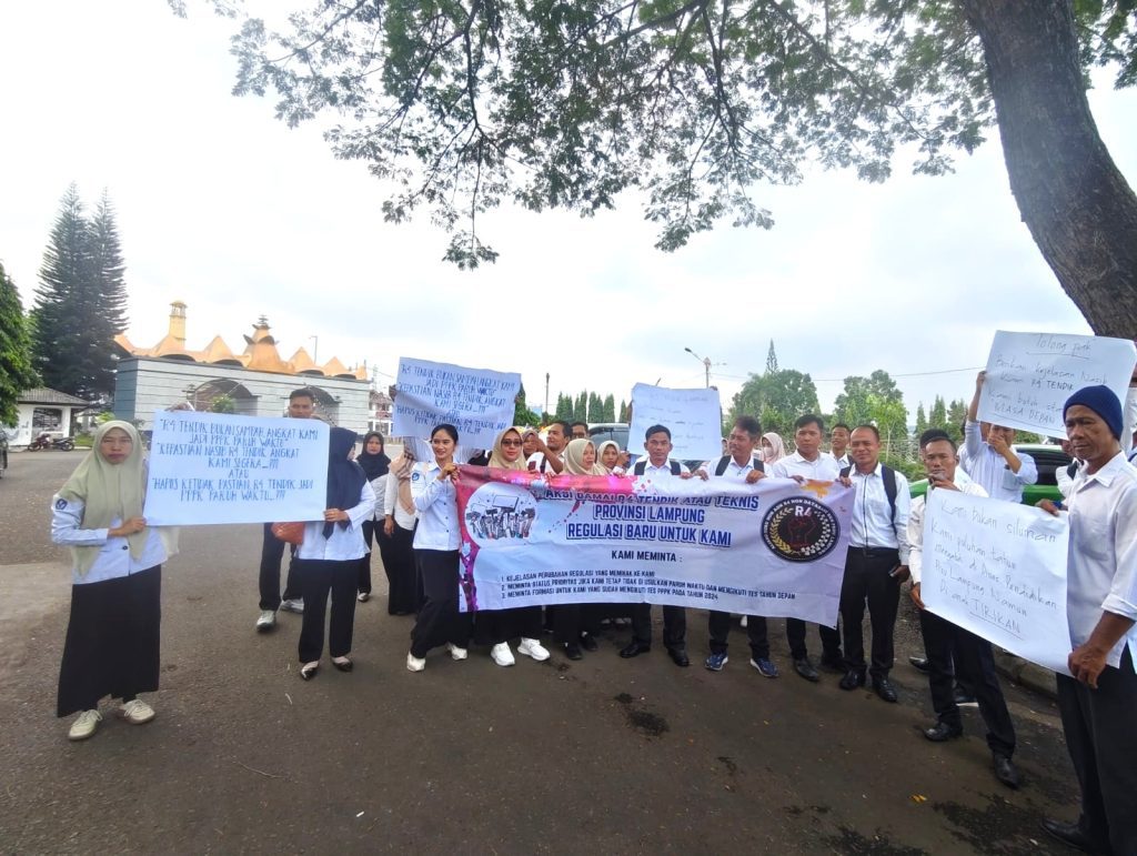 PULUHAN HONORER DEMO DI DPRD LAMPUNG