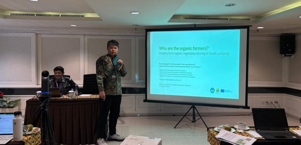 Tim Harvest Unila Paparkan Riset Petani Organik di Ajang Orgatrop 2025 UGM 1 Peneliti Harvest Unila Presentasikan Studi Keragaman Sosial Petani Organik di Konferensi Internasional Orgatrop UGM