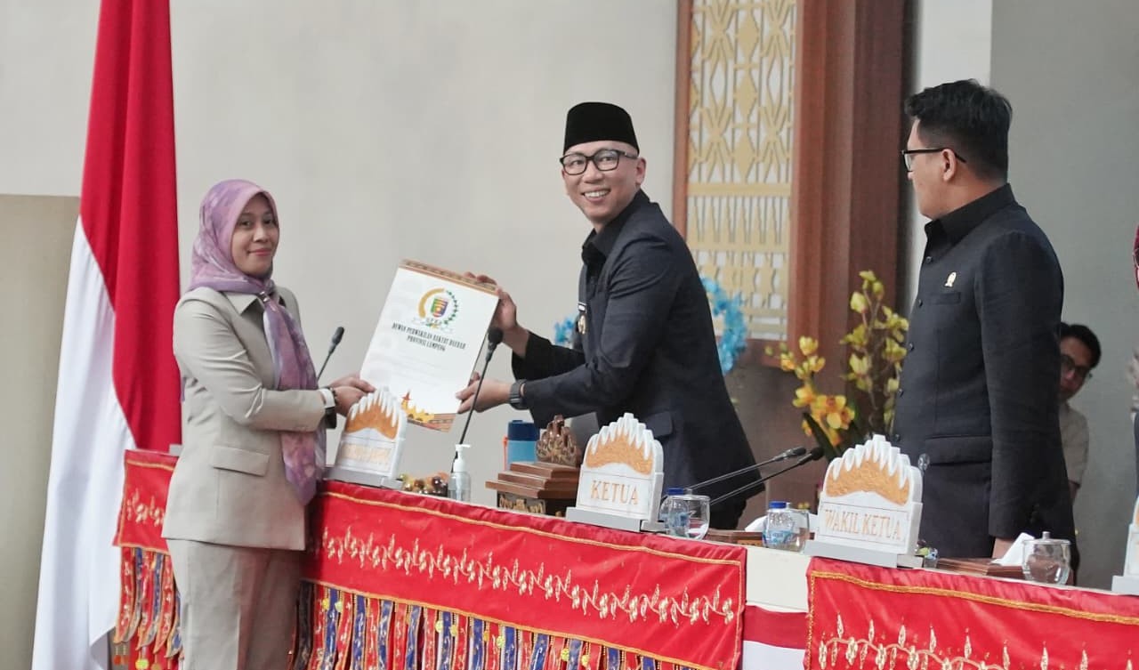 Gubernur Rahmat Hadiri Paripurna Penetapan Propemperda Lampung Tahun 2026 1 Provinsi Lampung Perkuat Regulasi Daerah untuk Dorong Investasi dan Pembangunan