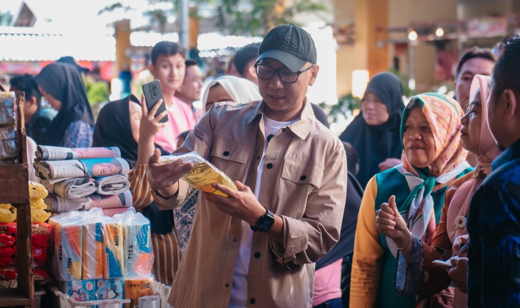 Tinjau Pasar Natar, Gubernur Lampung Pertanyakan Harga Minyak Goreng Rp17Ribu 1 Tinjau Pasar Natar Gubernur Mirza Temukan Harga Minyak Goreng Lebih Tinggi dari HET e1758464450571