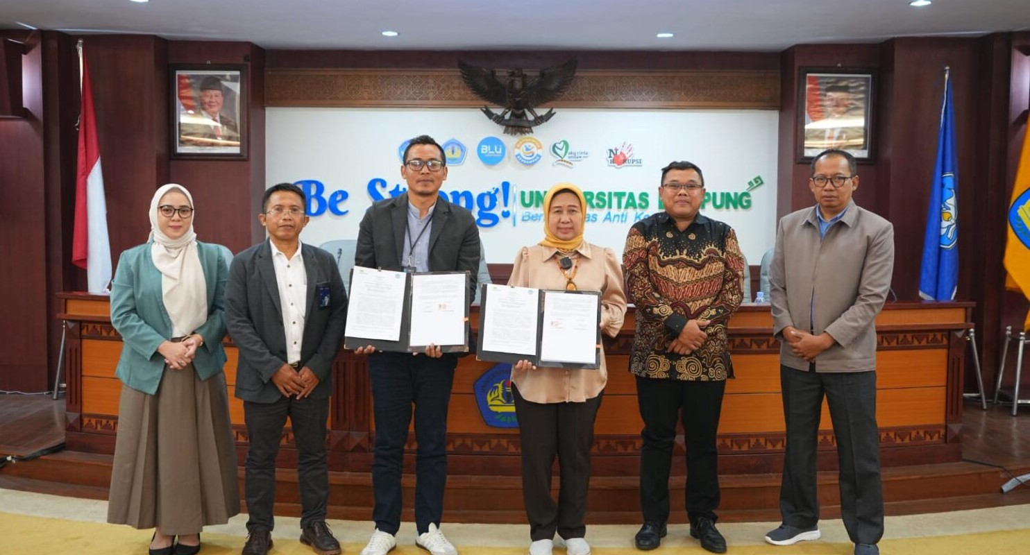 Unila dan Pegadaian Sepakat Perkuat Literasi Keuangan dan SDM Kampus 1 Unila dan Pegadaian Lampung Saat Teken MoU Kerja Sam