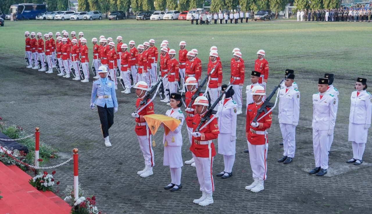 Momentum HUT ke-80 RI, Upacara Penurunan Bendera di Lampung Berlangsung Khidmat 1 Upacara Penurunan Bendera HUT ke 80 Kemerdekaan RI di Provinsi Lampung Berlangsung Khidmat