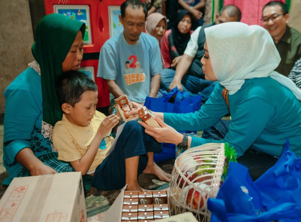 Batin Wulan Dampingi Bocah Gizi Buruk di Natar: “Anak Lampung Harus Tumbuh Sehat dan Ceria” 1 Wulan Mirza Kunjungi Bocah Penderita Gizi Buruk di Natar