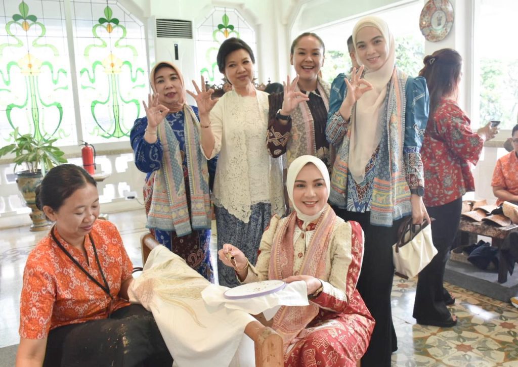 MoU Dekranasda Lampung–Batik Keris: Angkat Motif Khas Lampung Dalam Produk Nasional 1 Dekranasda Lampung Gandeng Batik Keris Angkat Motif Siger dan Kapal Lampung ke Pasar Nasional e1763799695529