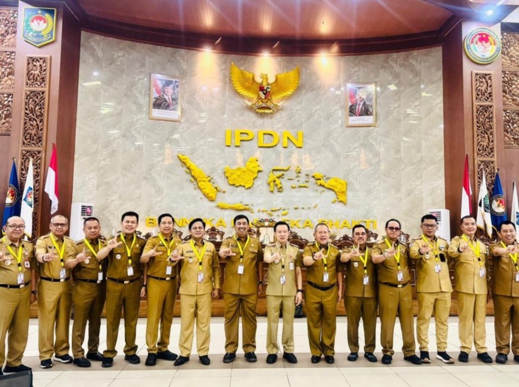 Sekda dan Kepala Bappeda Lampung Hadiri Retreat Nasional di Bandung, Perkuat Sinergi Pembangunan Daerah 1 Dihadiri Lengkap Seluruh Sekda se Indonesia Retreat Jadi Momentum Perkuat Sinergi dan Kolaborasi Antar Daerah