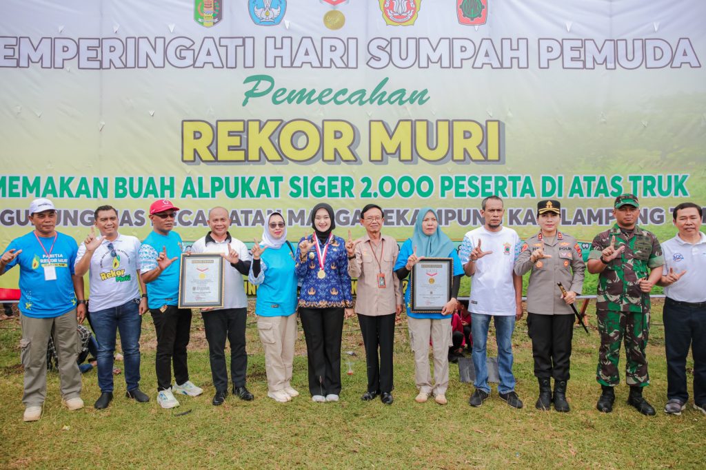 Wagub Bersama Ribuan Warga Lamtim Pecahkan Rekor MURI 1 Ribuan Warga Lampung Timur Pecahkan Rekor MURI Bersama Wagub Jihan Angkat Pamor Alpukat Siger ke Dunia