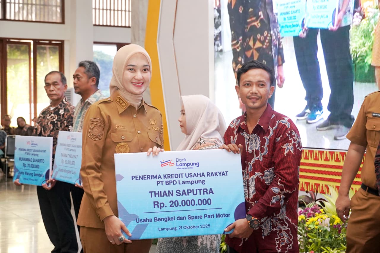 Wakil Gubernur Lampung Serahkan KUR ke Pelaku UMKM Dukung Program Nasional Penciptaan Lapangan Kerja