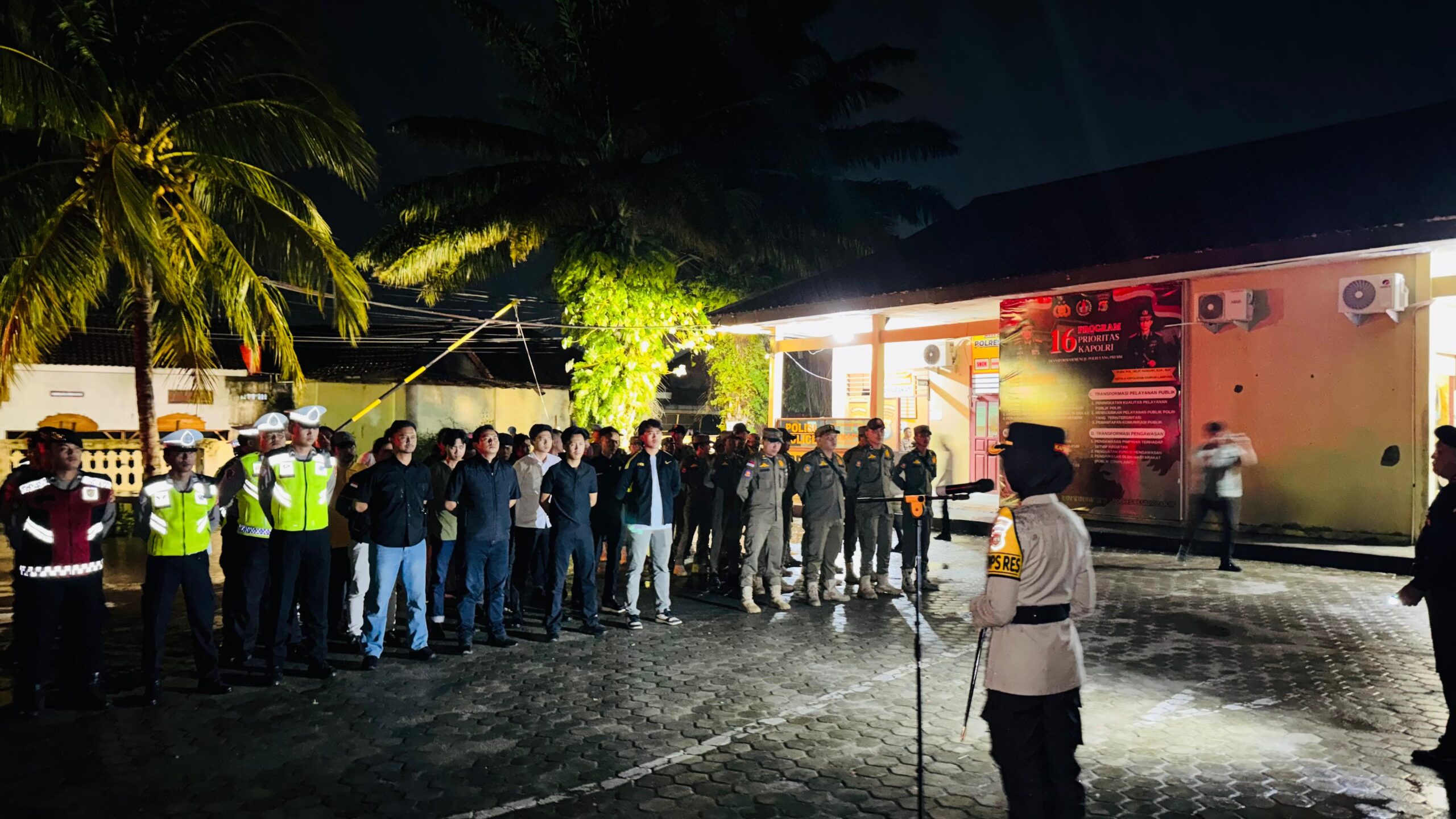 Kapolres Pesisir Barat Pimpin Langsung Apel Kesiapan Pengamanan Malam Tahun Baru 2026 1 IMG 20251231 WA0043 scaled