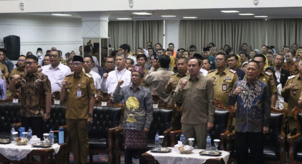 Ketua DPRD Provinsi Lampung Ahmad Giri Akbar bersama Ketua Komisi I DPRD Provinsi Lampung Garinca Reza Pahlevi menghadiri Anugerah Keterbukaan Informasi Publik Tingkat Provinsi Lampung Tahun 2025