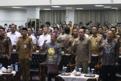 Ketua DPRD Provinsi Lampung Ahmad Giri Akbar bersama Ketua Komisi I DPRD Provinsi Lampung Garinca Reza Pahlevi menghadiri Anugerah Keterbukaan Informasi Publik Tingkat Provinsi Lampung Tahun 2025