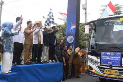 Transformasi Lampung Jadi Daerah Asal Transmigrasi, DPRD Beri Dukungan 1 Pimpinan DPRD Provinsi Lampun Maulidah Zauroh dan Anggota Komisi V DPRD Provinsi Lampung menghadiri Pelepasan dan Pemberangkatan Transmigrasi Daerah 1 scaled e1767098928110