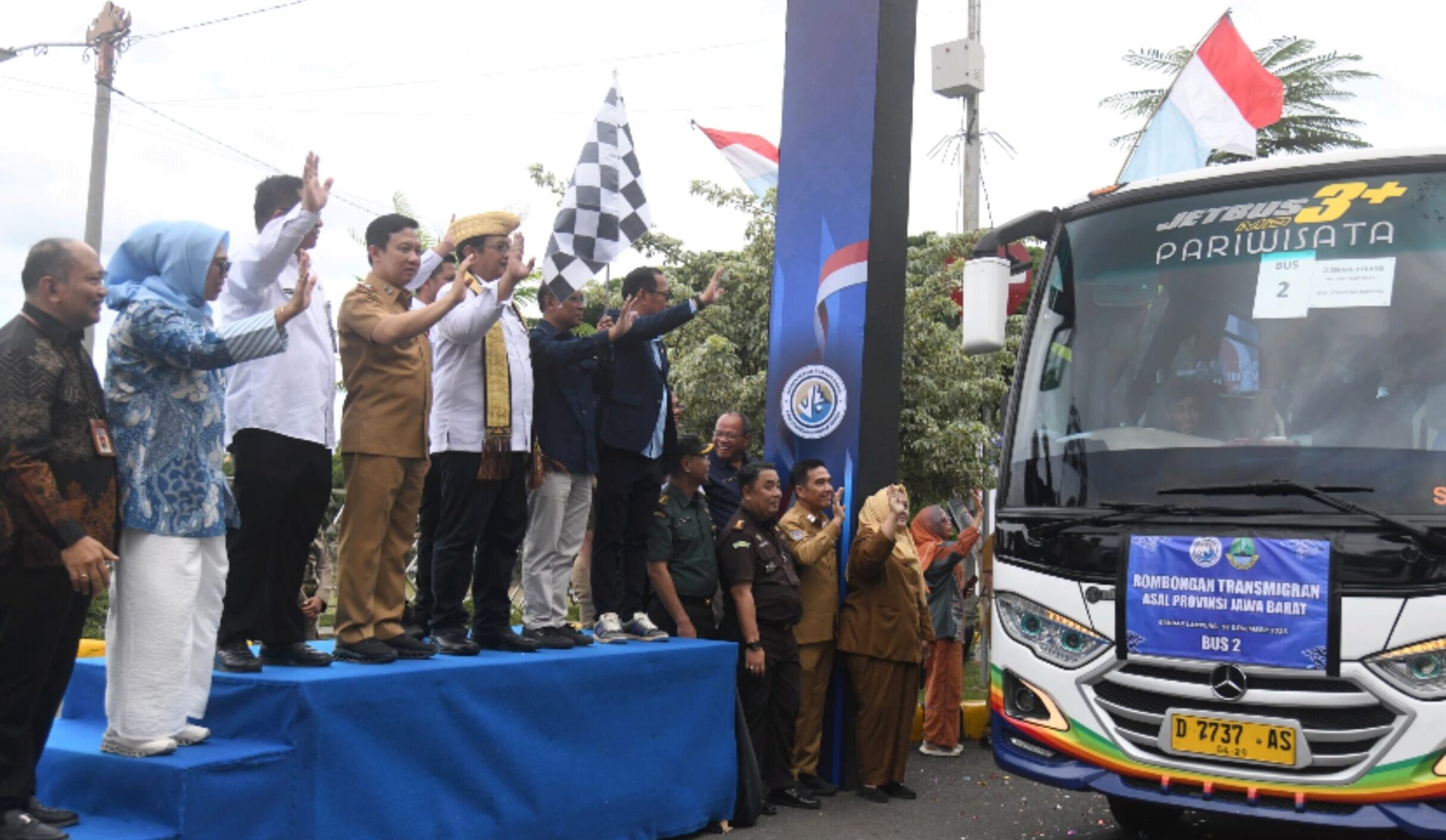 Transformasi Lampung Jadi Daerah Asal Transmigrasi, DPRD Beri Dukungan 1 Pimpinan DPRD Provinsi Lampun Maulidah Zauroh dan Anggota Komisi V DPRD Provinsi Lampung menghadiri Pelepasan dan Pemberangkatan Transmigrasi Daerah 1 scaled e1767098928110