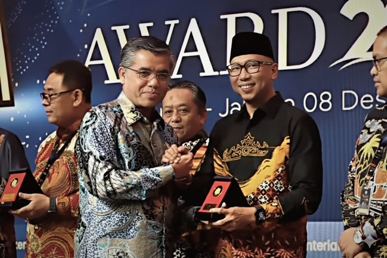Komitmen Tingkatkan Daya Saing Tenaga Kerja, Gubernur Lampung Raih Penghargaan Nasional 1 WhatsApp Image 2025 12 08 at 22.40.06
