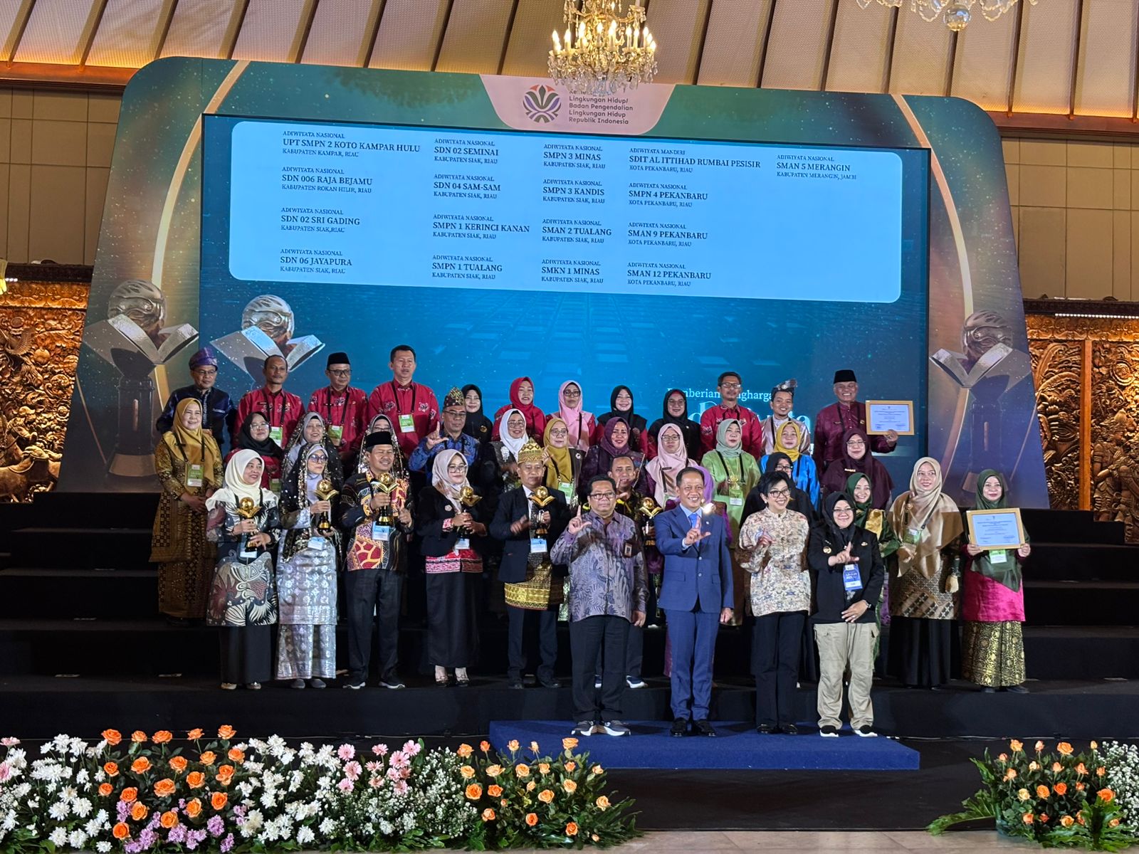 LAMPUNG RAIH EMPAT PENGHARGAAN ADIWIYATA 2025 1 WhatsApp Image 2025 12 11 at 16.02.50 1