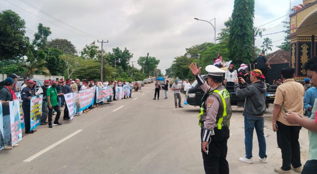 Dibungkam Lewat APBD, Ratusan Wartawan Lampung Tengah Turun ke Jalan 3 WhatsApp Image 2025 12 29 at 20.05.45 e1767015979974