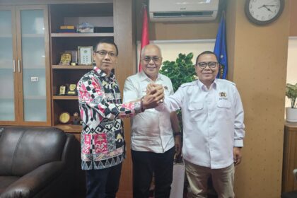 Ketua PWI Pusat Ahmad Munir tengah Ketua PWI Lampung Wirahadikusumah dan mantan Ketua DK PWI Lampung Iskandar Zulkarnain