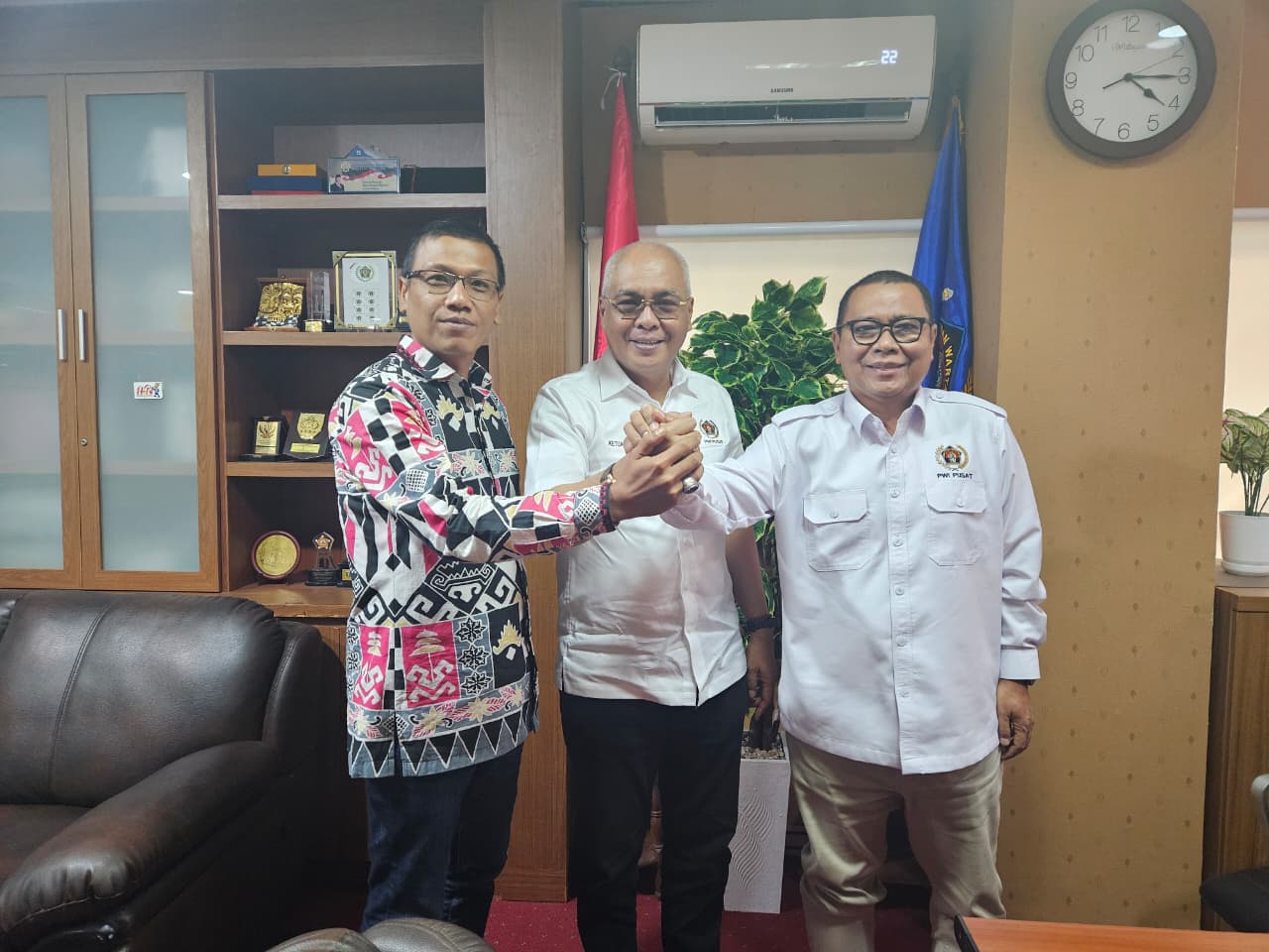 Ketua PWI Pusat Ahmad Munir tengah Ketua PWI Lampung Wirahadikusumah dan mantan Ketua DK PWI Lampung Iskandar Zulkarnain
