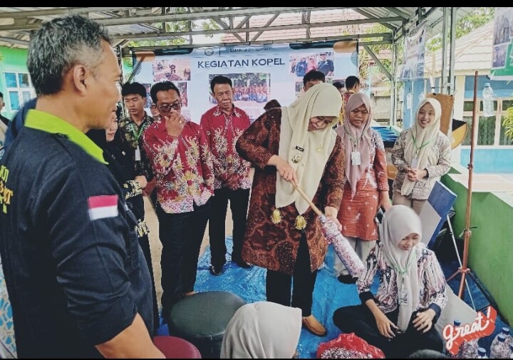 Wabup Pringsewu Apresiasi Pembelajaran Berbasis Lingkungan di SMAN 2 Pringsewu 1 Wabup Pringsewu Apresiasi Pembelajaran Berbasis Lingkungan di SMAN 2 Pringsewu