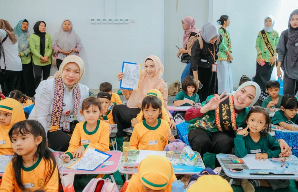 Bunda PAUD Lampung Buka Seminar dan Gebyar Mewarnai PAUD se-Lampung 1 Bunda PAUD Lampung Buka Seminar dan Gebyar Mewarnai PAUD se-Lampung