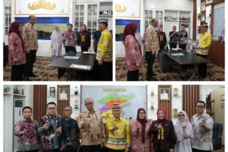 Bayana Tuntaskan Pengabdian sebagai Pj Sekda Kota Metro Serah terima jabatan tersebut digelar di ruang kerja Wali Kota Metro pada Jumat (20/02/2026), dalam suasana penuh kebersamaan yang menandai berakhirnya masa pengabdian Bayana di lingkungan Pemerintah Kota Metro. Jabatan Sekretaris Daerah yang sebelumnya diemban oleh Penjabat (Pj.) Sekretaris Daerah Kota Metro, Dra. Bayana, M.Si., CGCAE, selanjutnya dijalankan oleh Pelaksana Harian (Plh.) Sekretaris Daerah, Dr. Kusbani, S.Pd., M.Pd. Peralihan jabatan ini merupakan bagian dari dinamika dan kebutuhan organisasi pemerintahan guna memastikan kesinambungan tata kelola administrasi serta pelayanan publik tetap berjalan optimal. Sesuai dengan penugasan dari Gubernur Lampung, Dra. Bayana, M.Si., CGCAE selanjutnya kembali fokus menjalankan amanah sebagai Inspektur Provinsi Lampung. Wali Kota Metro, Bambang Iman Santoso, menyampaikan apresiasi dan penghargaan atas dedikasi Bayana selama menjalankan tugas sebagai Penjabat Sekretaris Daerah Kota Metro. “Saya mengapresiasi dan memberikan penghargaan setinggi-tingginya kepada Dra. Bayana, M.Si., CGCAE atas dedikasi dan pengabdian sebagai Pj Sekretaris Daerah Kota Metro. Terima kasih selama masa tugasnya, berbagai agenda strategis pemerintahan, koordinasi lintas perangkat daerah, serta pelayanan kepada masyarakat terlaksana dengan baik dan kondusif,” ujar Bambang Iman Santoso.